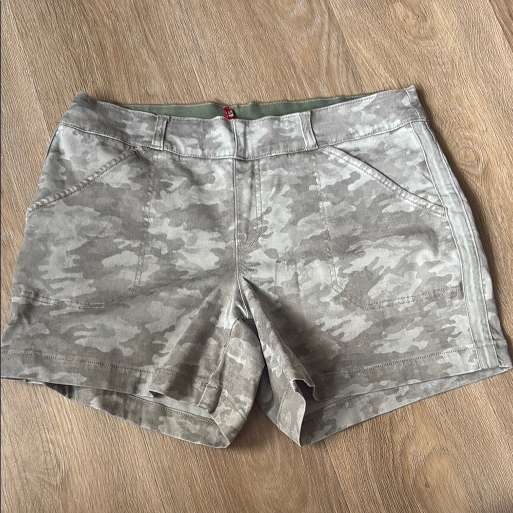 SPANX Camouflage Women Twill Shorts